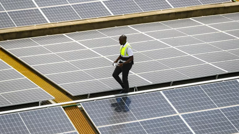 Afrique : Face à l’importation massive du solaire chinois, le grand défi de la production locale