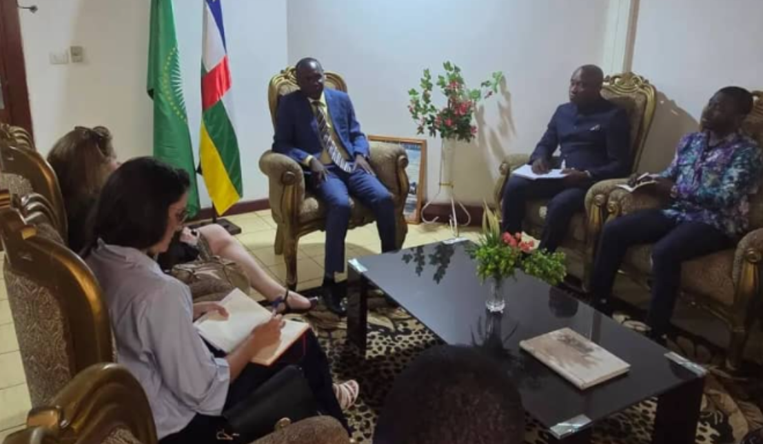 Jeunesse et sports : Le ministre Rodolphe Doneng Wanzoumon reçoit la conseillère de l&rsquo;ambassade de France pour renforcer la coopération