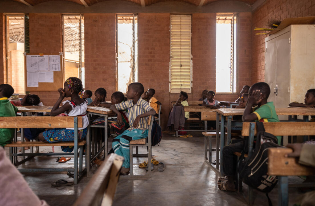 Burkina Faso : le plafonnement des frais de scolarité entre dans l&rsquo;épreuve du réel
